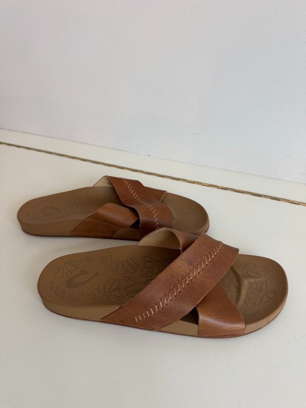 OluKai Kipe'a Olu Leather Cross Strap Slide Sandals Puka Tan 6 NWOT